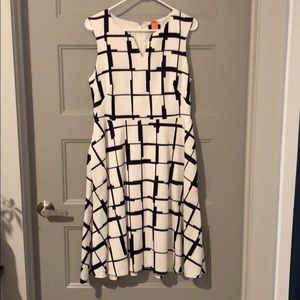 Sleeveless Knee length dress